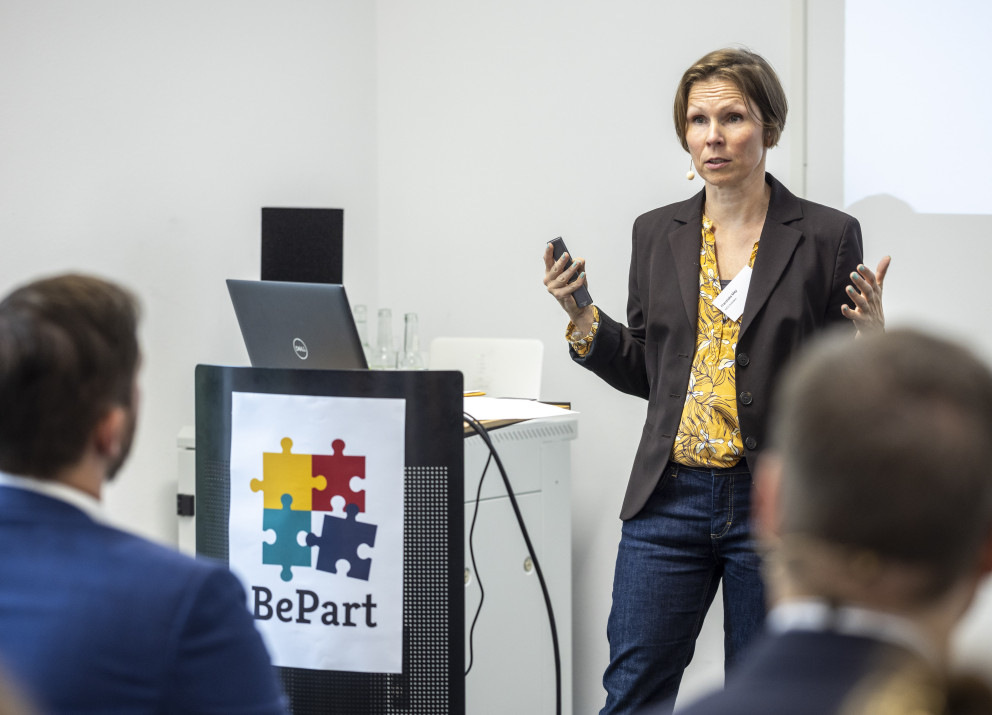 Projektleiterin Franziska Mey (RIFS) stellt die Ergebnisse vor.