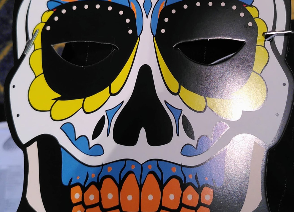 Der Planet gegen den Tod: Beim Rollenspiel setzten Teilnehmende diese Maske auf.