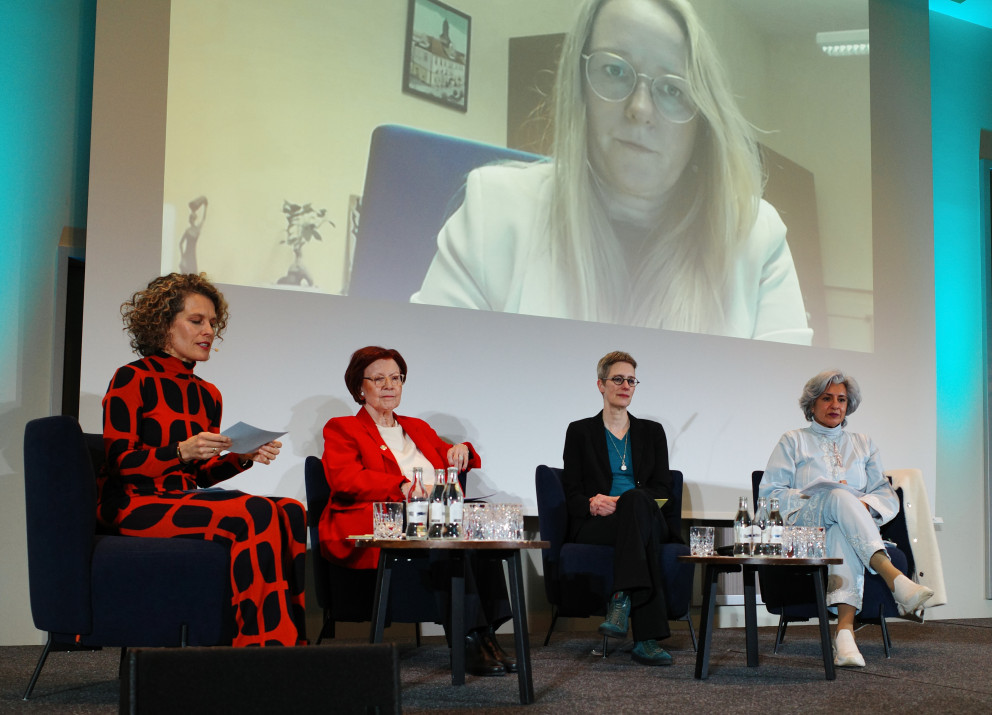 Host Julia Vismann (from left) leads the panel on "How can we advance sustainability at multiple levels in times of backlash?"with Heidemarie Wieczorek-Zeul (former Minister of Economic Cooperation and Development), Susanne Buiter (Scientific Director of the GFZ), Farhana Yamin (lawyer for climate justice) and Katja Dietrich (Mayor of Weißwasser, via videolink).