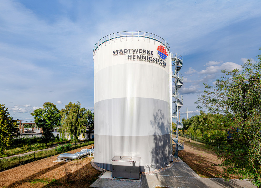 Die kommunale Wärmewende stellt einen Suchprozess dar, in dem lokal passende Lösungen gefunden werden müssen. In Hennigsdorf wurde ein Wärmespeicher anteilig crowdfinanziert.