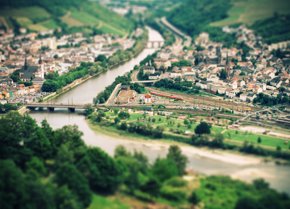 Müssen wir den Begriff „Unternehmen“ neu definieren, um gerechte und nachhaltige Städte zu schaffen? Die Umgestaltung unserer städtischen Räume erfordert eine Abkehr von rein gewinnorientierten Modellen hin zu einer Wirtschaftsweise, die sozialen Mehrwert schafft und soziale Gerechtigkeit sowie ökologische Verantwortung fördert.