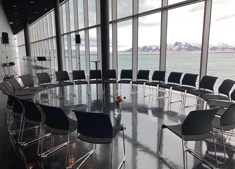 Die Sessions im Nordic Lighthouse entfalteten sich durch kontemplative Praxis, Dialogkreise und Storytelling – Methoden, die menschliche Verbindung über konventionelle Konferenzergebnisse stellen.