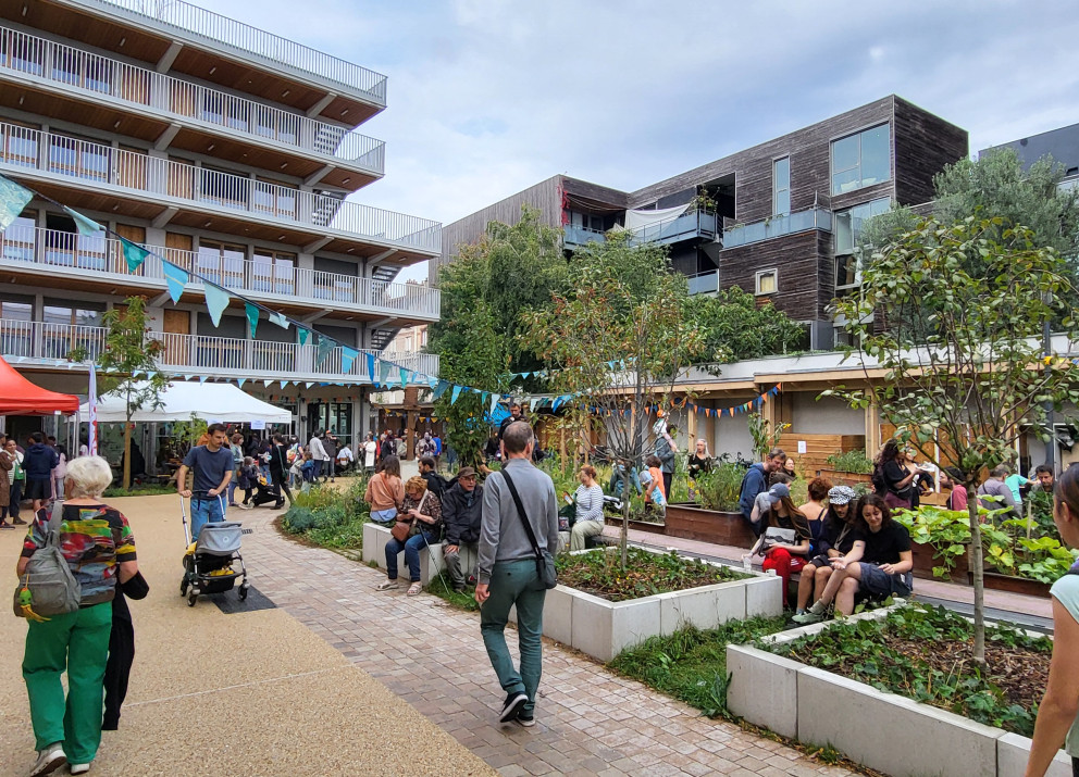 Das Kompetenzzentrum La Venelle in Montreuil vereint auf rund 1.800 Quadratmetern neun Akteure des solidarischen zirkulären Wirtschaftens.