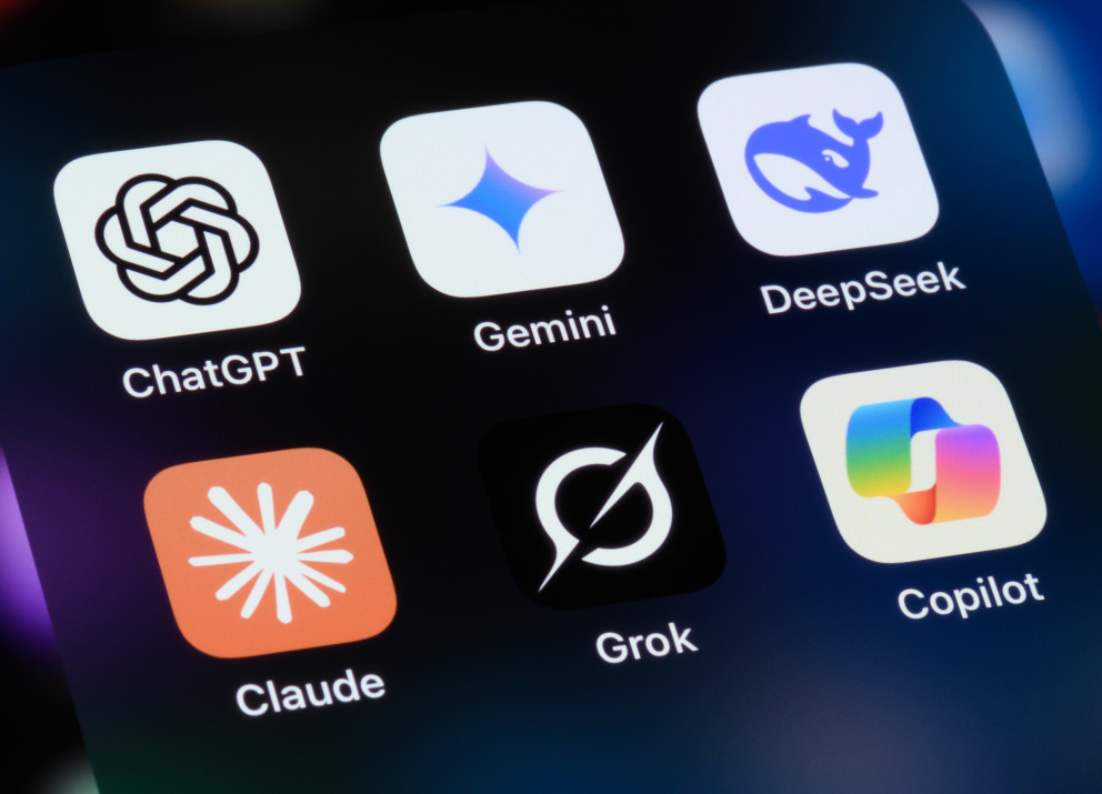 KI-Chatbots können insbesondere kleineren Unternehmen einen wertvollen Einstieg in die Entwicklung von Nachhaltigkeitsstrategien ermöglichen. Kritische Reflexion, messbare Zielsetzungen und kontextbezogene Expertise bleiben jedoch unverzichtbar.
