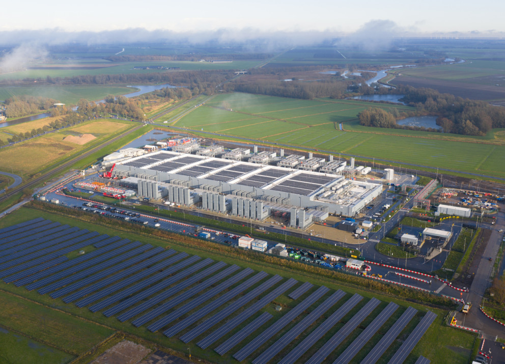 Der Betrieb von Rechenzentren mit Solarstrom kann einen erheblichen Beitrag zur Emissionsminderung beitragen, ist aber aufgrund des hohen und kontinuierlichen Energiebedarfs eine Herausforderung.