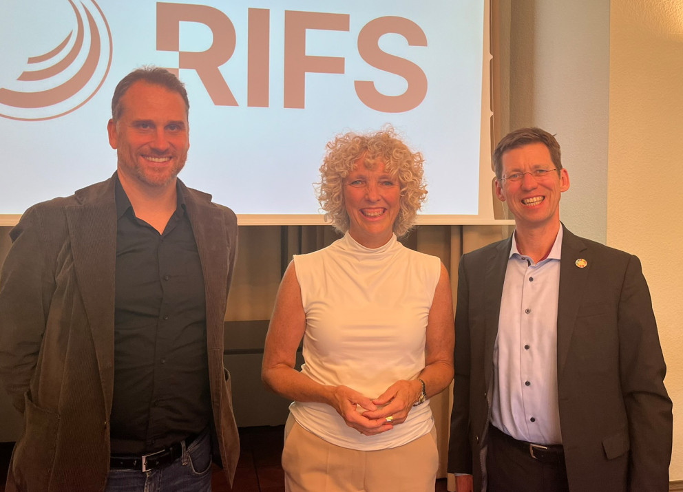 Jennifer Morgan with RIFS research group leader Rainer Quitzow (left) and RIFS director Mark Lawrence