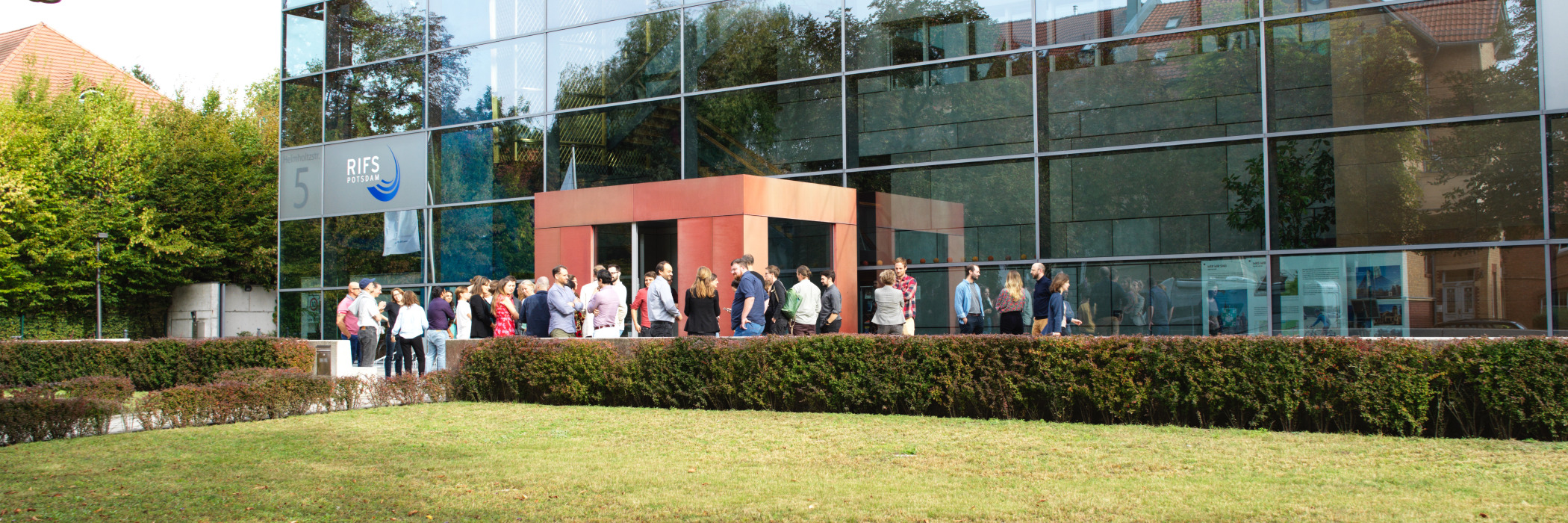 RIFS Forschende vor dem Bankgebäude