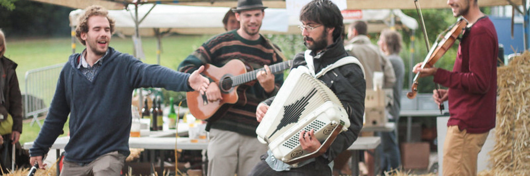 Musiker spielen auf einem Markt in Loos-en-Gohelle.