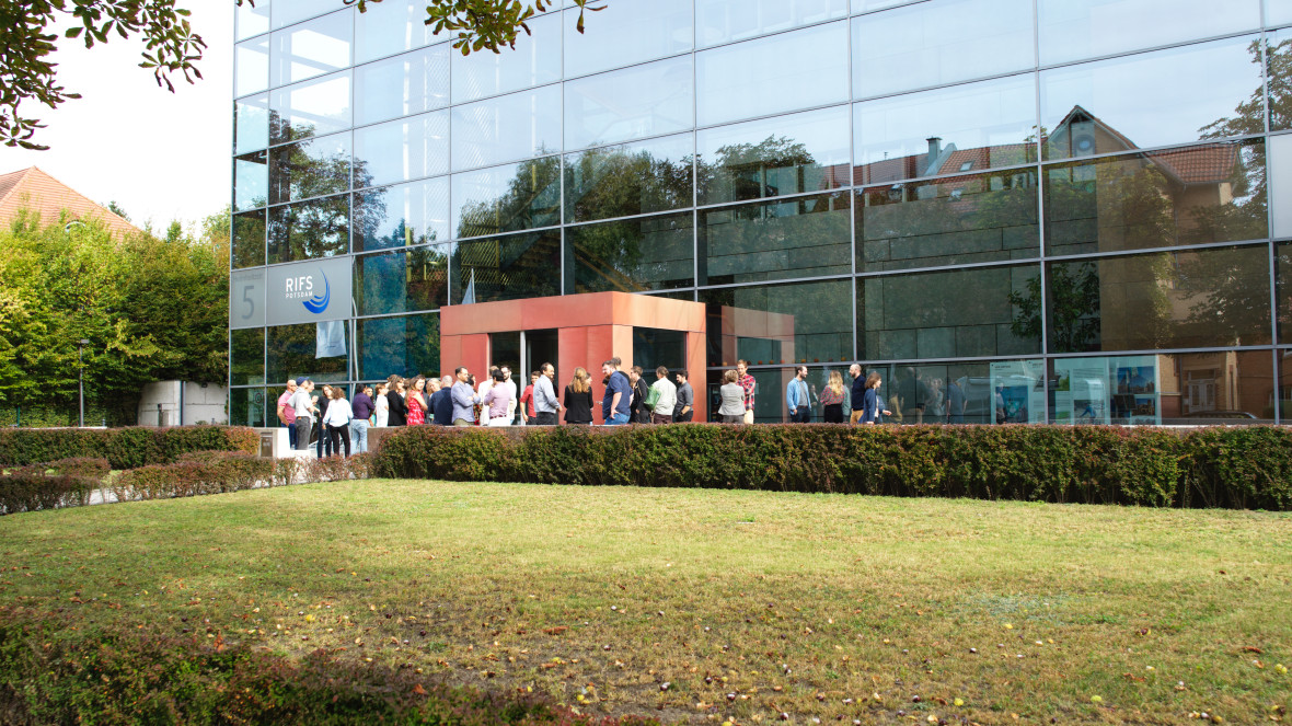 RIFS Forschende vor dem Bankgebäude