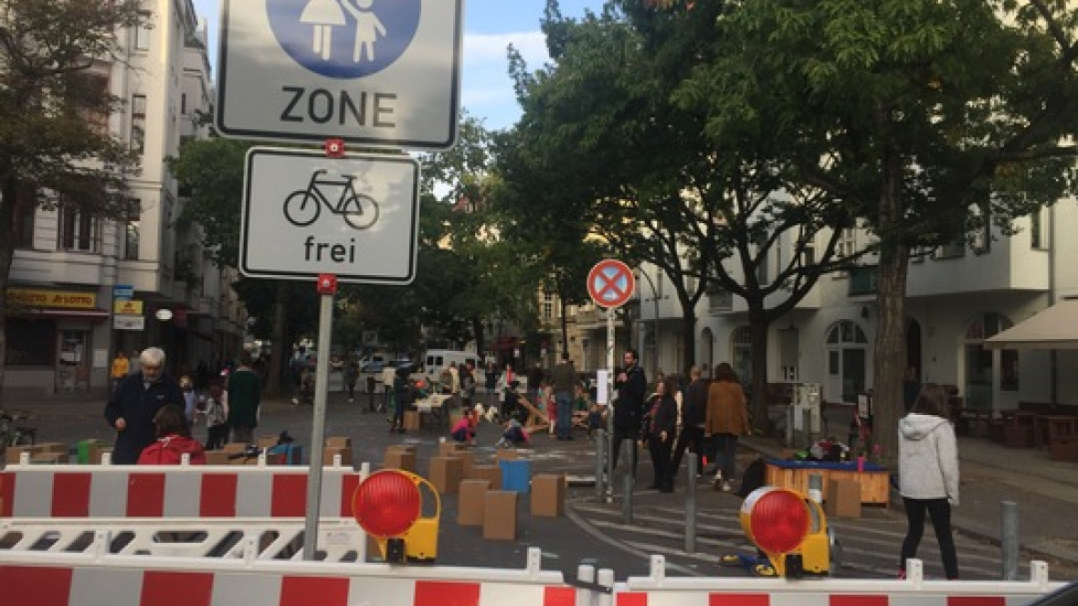 Die Straßenfläche an der Kreuzung Wundtstraße/Horstweg im Bezirk Charlottenburg-Wilmersdorf wird temporär in einen Stadtplatz umgewandelt.