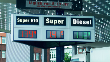 Weil Diesel-Kraftstoff steuerlich begünstigt wird, ist er billiger als Benzin.