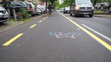 Freshly painted on the tarmac: The new cycle lane on Kantstraße in Charlottenburg.