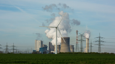 Kohlekraftwerk und ein Windrad Agrarlandschaft