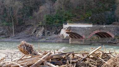 Zerstörte Brücke im Ahrtal: Die Bewältigung von Krisen wie einer Flutkatastrophe steht und fällt auch mit der richtigen Krisenkommunikation. 