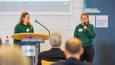 Pauline Pautz (left) and Jana Schelte from Youth Forum Sustainability Brandenburg (JUFONA) discuss the state of climate action in Brandenburg.