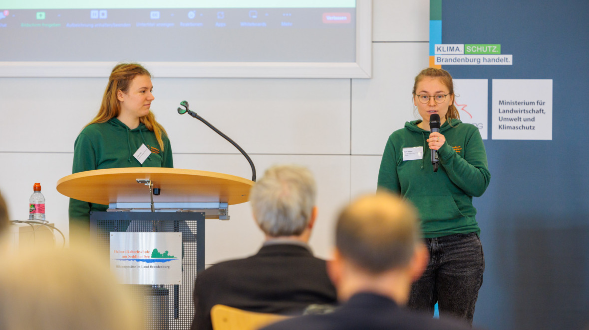 Pauline Pautz (links) und Jana Schelte vom Jugendforum Nachhaltigkeit Brandenburg (JUFONA) bei ihrem Impuls zum Thema "Wo steht Brandenburg aktuell in Sachen Klimaschutz?".