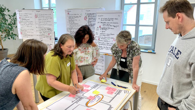 Bürgerinnen und Bürger der LOSLAND-Kommune Leupoldsgrün (Bayern) diskutieren über neue Wege für das Miteinander in ihrer Gemeinde.