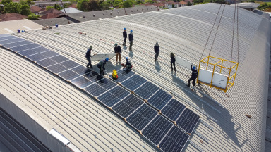 Installation von Solar-Modulen: Für eine erfolgreiche Energiewende ist die Teilhabe von Bürgerinnen und Bürgern wichtig.