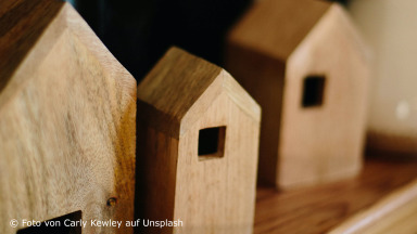 Modellhäuser aus Holz © Carly Kewley auf unsplash