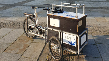 The researchers use the "air bike" to carry out mobile air quality measurements.