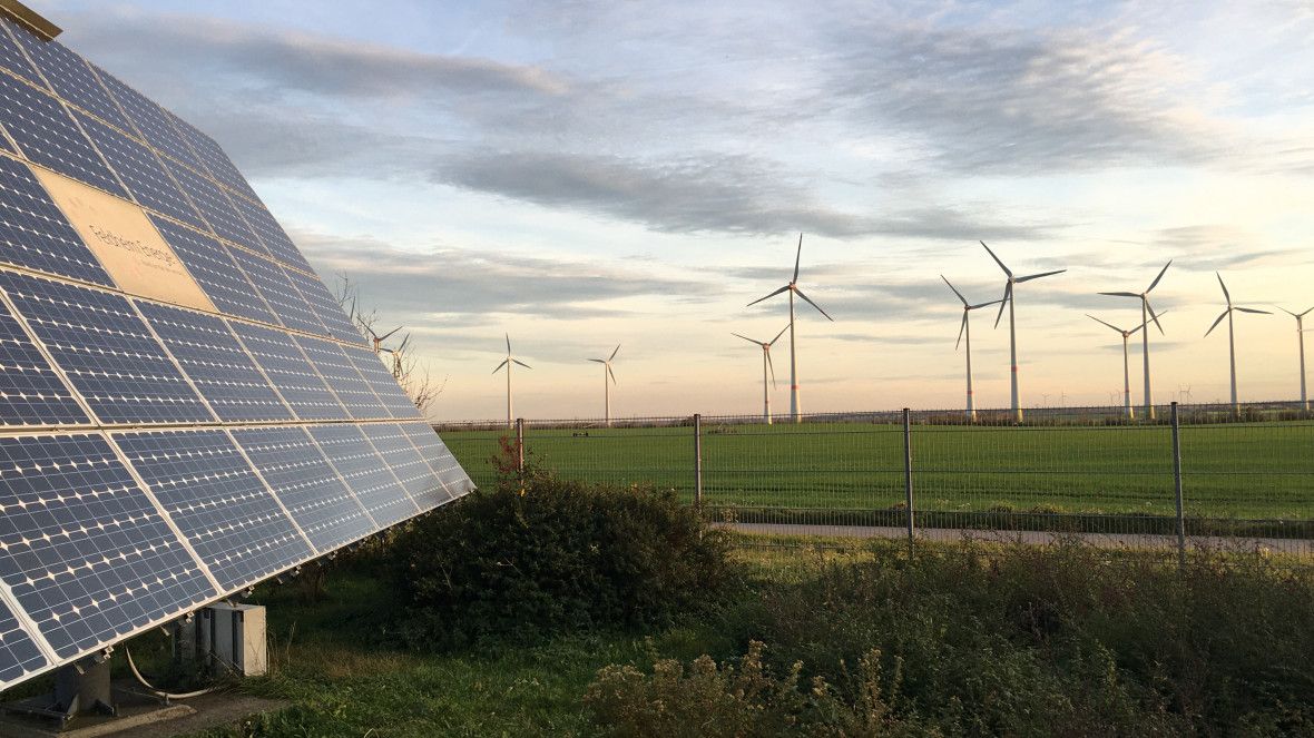 Photovoltaik und Windkrafträder Feldheim