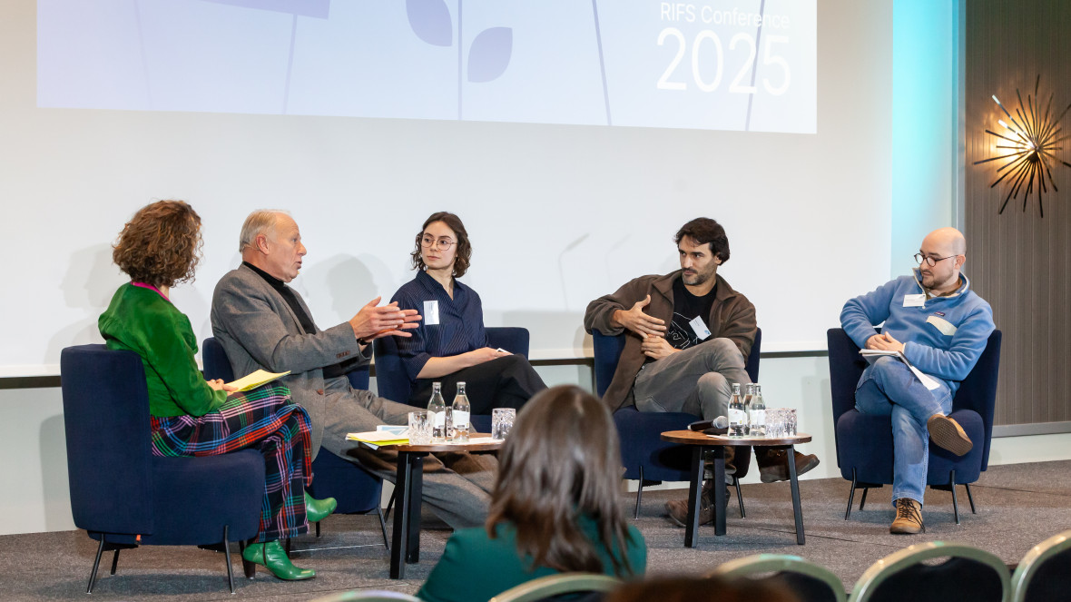 RIFS-Forscherin Lea Becker (Mitte) bei Fishbowl-Diskussion mit Jürgen Trittin (2.v.l.).