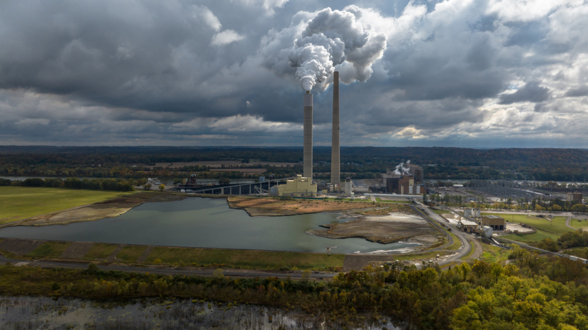 Coal-fired power plants like this one in Cheshire, Ohio, pose a threat to human health and the climate. Nevertheless, President Trump has now reversed a key decision from the Obama era that underpinned all federal-level measures to curb greenhouse gas emissions.