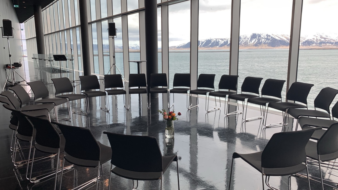 Die Sessions im Nordic Lighthouse entfalteten sich durch kontemplative Praxis, Dialogkreise und Storytelling – Methoden, die menschliche Verbindung über konventionelle Konferenzergebnisse stellen.