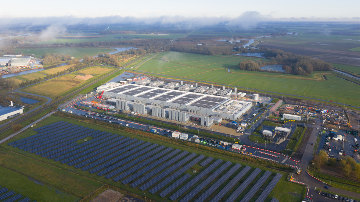 Der Betrieb von Rechenzentren mit Solarstrom kann einen erheblichen Beitrag zur Emissionsminderung beitragen, ist aber aufgrund des hohen und kontinuierlichen Energiebedarfs eine Herausforderung.