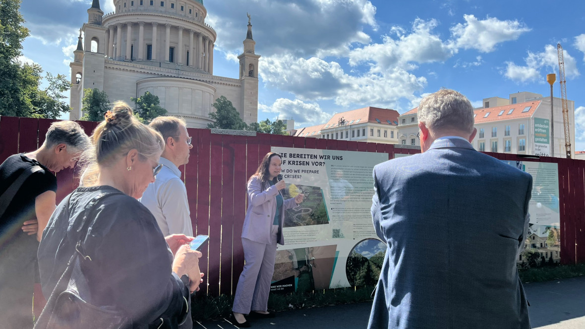 RIFS research group leader Pia-Johanna Schweizer explains her team's work at the open-air exhibition.