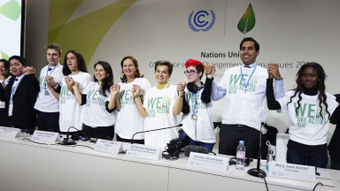 Jugendliche mit der damaligen Generalsekretärin der Klimarahmenkonvention, Christina Figueres (4. v.r.), beim Young and Future Generations Day im Rahmen der COP21, die 2015 in Paris stattfand. 