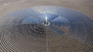 Bei der konzentrierten Solarthermie wird Wärme von Sonnenstrahlen zur Stromerzeugung genutzt. Die Sonnenstrahlen werden dabei über Spiegelelemente auf einer Absorberfläche gebündelt. 