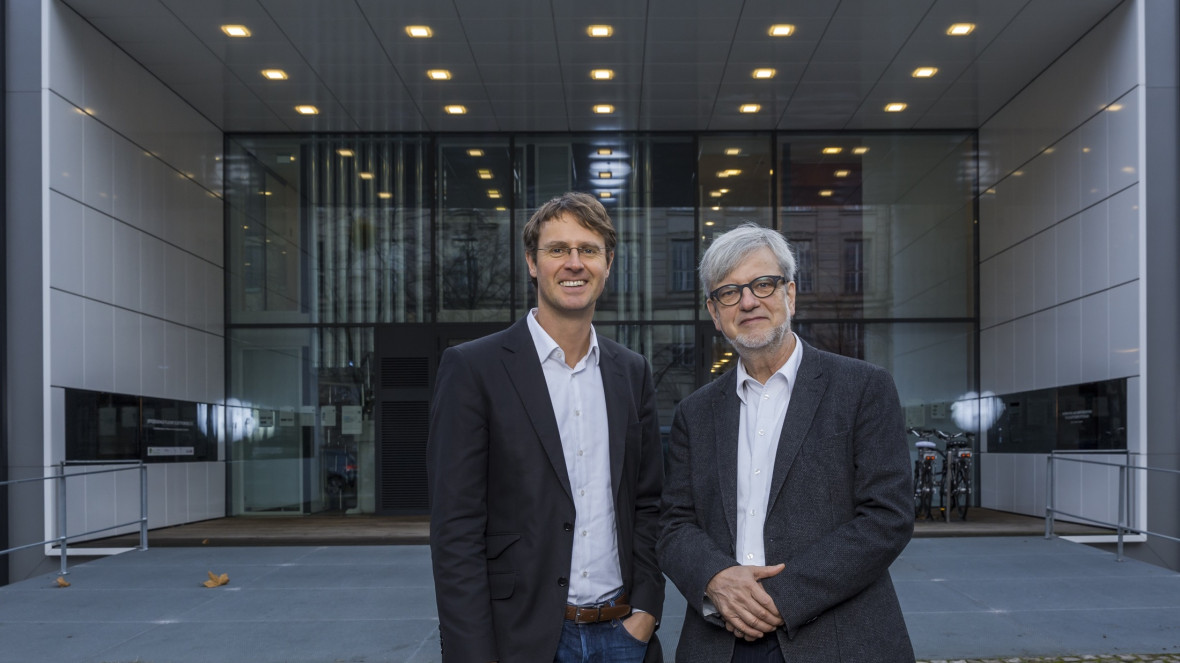 ENavi Spokesperson Ortwin Renn (right) and ENavi Scientific Manager Stefan Stückrad (left) in front of the Berlin Efficiency House Plus of the Federal Environment Ministry.