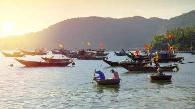 The traditional round coracle boats and narrow cutters of these Vietnamese fishermen offer the perfect backdrop for a holiday snap. However, overfishing is also a problem here. Regional cooperation is vital to a sustainable fishing industry. 