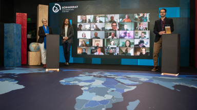A studio image of the citizens’ assembly on “Germany’s Role in the World”.