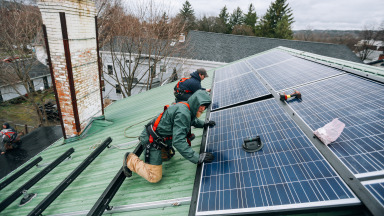 Other countries can learn from the German experience with renewable energy integration. Our picture shows the installation of solar modules in upstate New York.