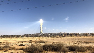 Konzentriertes Solarkraftwerk Ashalim in der Negev-Wüste in Israel.