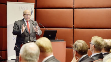 Bundesumweltminister Peter Altmaier spricht über die Energiewende. Foto: Ingenweyen/IASS