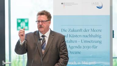 BMZ-Staatssekretär Hans-Joachim Fuchtel sprach über das deutsche Engagement für den Schutz der Meere. © IASS/Thomas Ecke