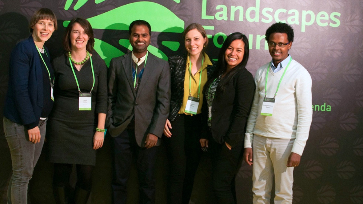 IASS-Mitarbeiter diskutierten Landnutzungsfragen auf dem Global Landscapes Forum in Paris. Hannah Janetschek, Anne Flohr, Keerthi Kiran Bandru, Larissa Stiem, Ivonne Lobos Alva und Girum Getachew Alemu (v.l.n.r). © IASS/Carolin Sperk