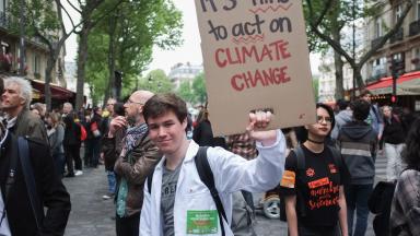 Demokratische Beteiligung bringt den Klimaschutz voran. Weil wissenschaftliche Erkenntnisse zunehmend infrage gestellt werden, protestierten beim March for Science am 22. April 2017 Menschen in Paris und weiteren Städten für die Freiheit der Forschung. © Augustin Le Gall/HAYTHAM-REA/laif 