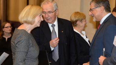 Klaus Töpfer mit Bundesbildungsministerin Johanna Wanka und Adnan Z. Amin (Generaldirektor von IRENA). (c) IASS/David Ausserhofer