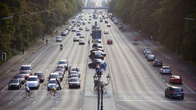 Der Straßenverkehr ist eine Hauptquelle von Ozon-Vorläufern. (c) istock/napthtalina